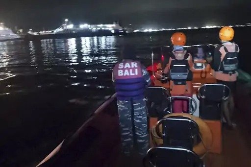 इंडोनेशिया बाली में जहाज डूबा: 65 लोग डूबे, 4 की मौत, 38 अब भी लापता