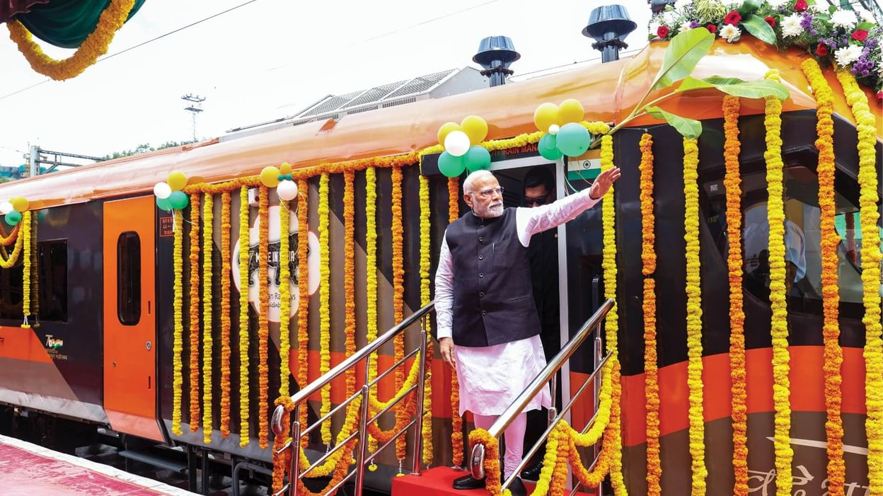 UP NEWS : पीएम मोदी वाराणसी पहुंचे, 4 वंदे भारत को हरी झंडी दिखाएंगे