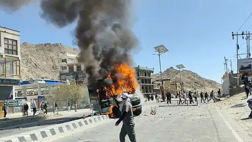 ladakh violence: पूर्ण राज्य का दर्जा देने की मांग, लेह में छात्रों का प्रदर्शन, भाजपा ऑफिस फूंका