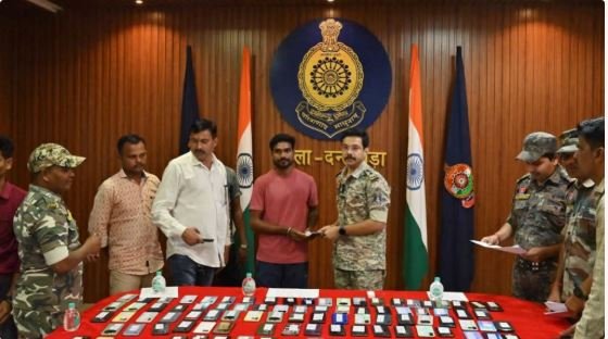 lost mobile recovery: धनतेरस पर दंतेवाड़ा पुलिस की अनोखी सौगात, लौटाए 107 गुम मोबाइल