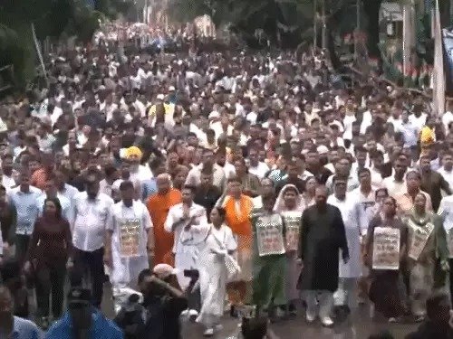 बंगालियों से भेदभाव के खिलाफ ममता बनर्जी का पैदल मार्च