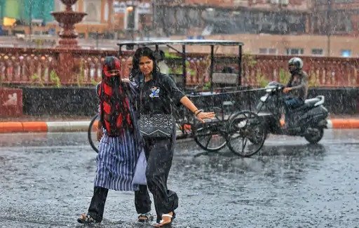 गुजरात-महाराष्ट्र में मूसलाधार बारिश: घर-मार्केट डूबे, UP में बिजली गिरी, 10 की मौत