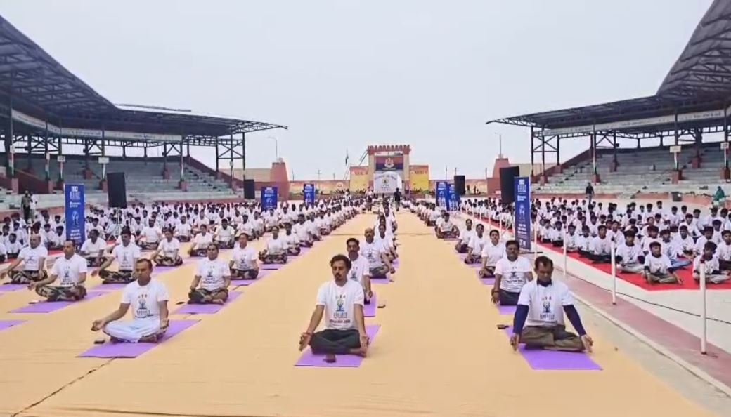 गुजरात में विश्व योग दिवस 2025: अंबाजी में गरबा और योग का संगम..नडाबेट में जवानों ने किया योग