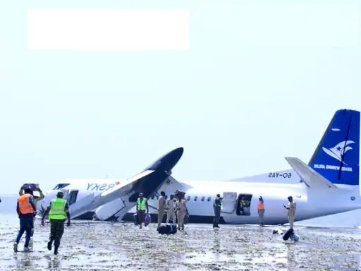 सोमालिया में बड़ा विमान हादसा टला: टेकऑफ के तुरंत बाद समुद्र तट पर क्रैश, सभी यात्री सुरक्षित