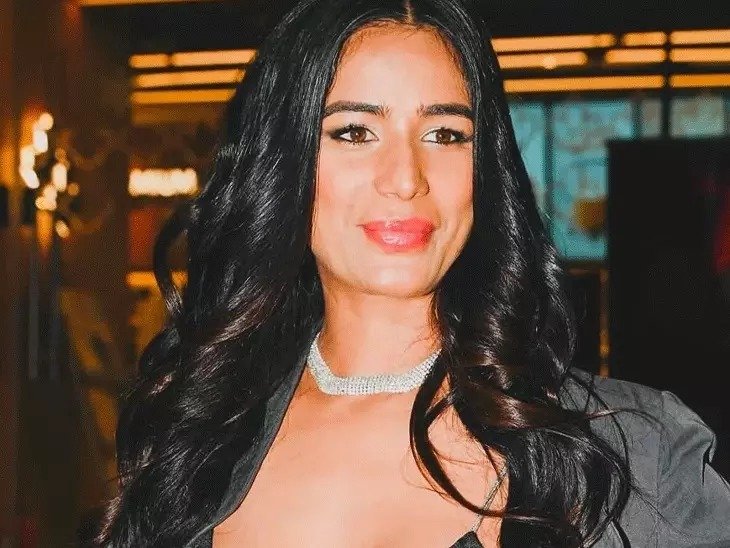 poonam pandey controversy: रामलीला से बाहर, संतों के गुस्से के आगे झुके आयोजक, BJP-VHP ने कहा- 
