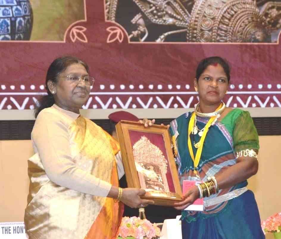 राष्ट्रपति ने धातुकला शिल्पकार हीराबाई को राष्ट्रीय हस्तशिल्प पुरस्कार से सम्मानित किया