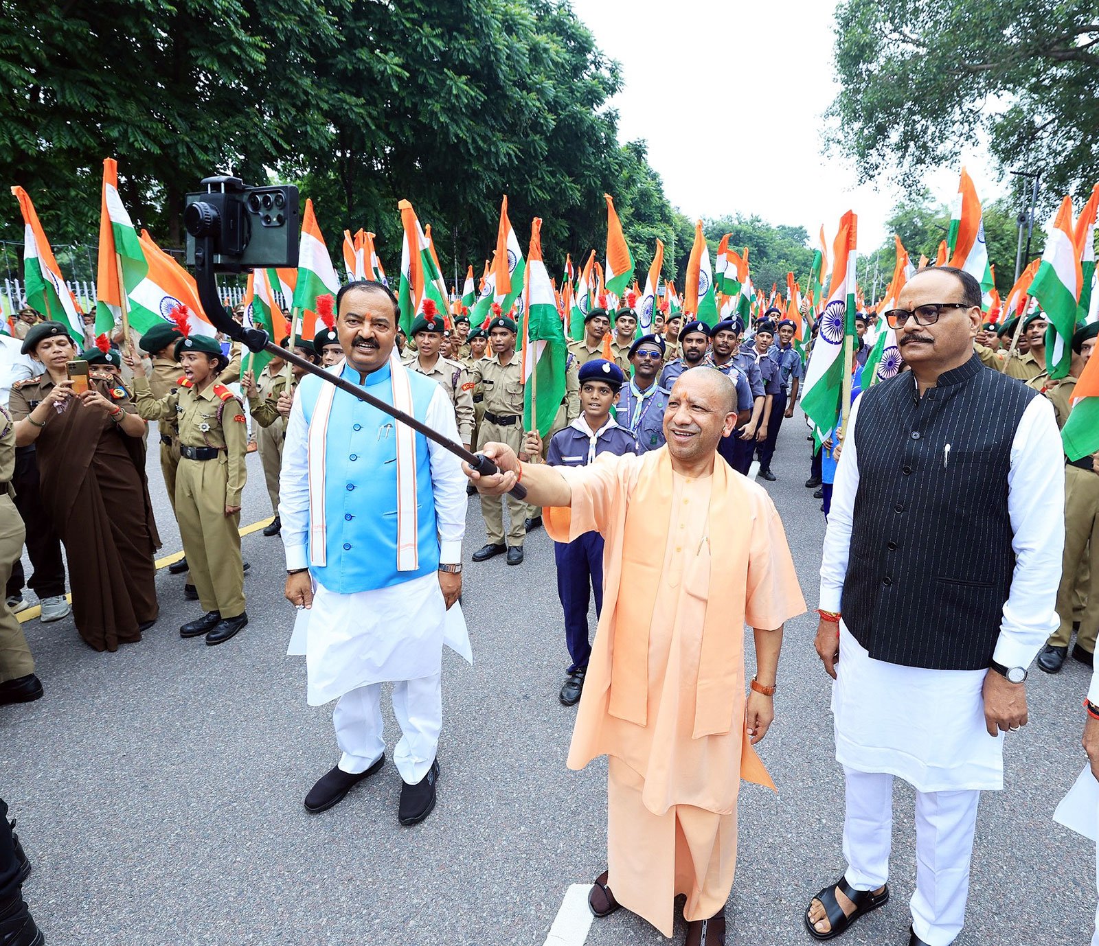 Yogi Adityanath Har Ghar Tiranga campaign: यूपी के मुखिया ने हर घर तिरंगा अभियान का किया शुभारंभ...तिरंगा फहराने को सीएम ने बताया राष्ट्र सम्मान का प्रतीक