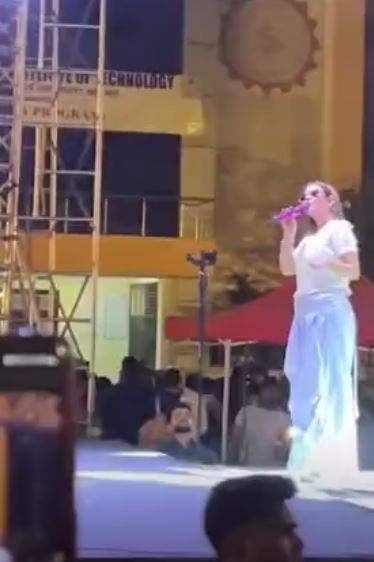 सिंगर सुनंदा शर्मा के शो के दौरान फैन ने की ऐसी हरकत, स्टेज छोड़कर भागी सिंगर!