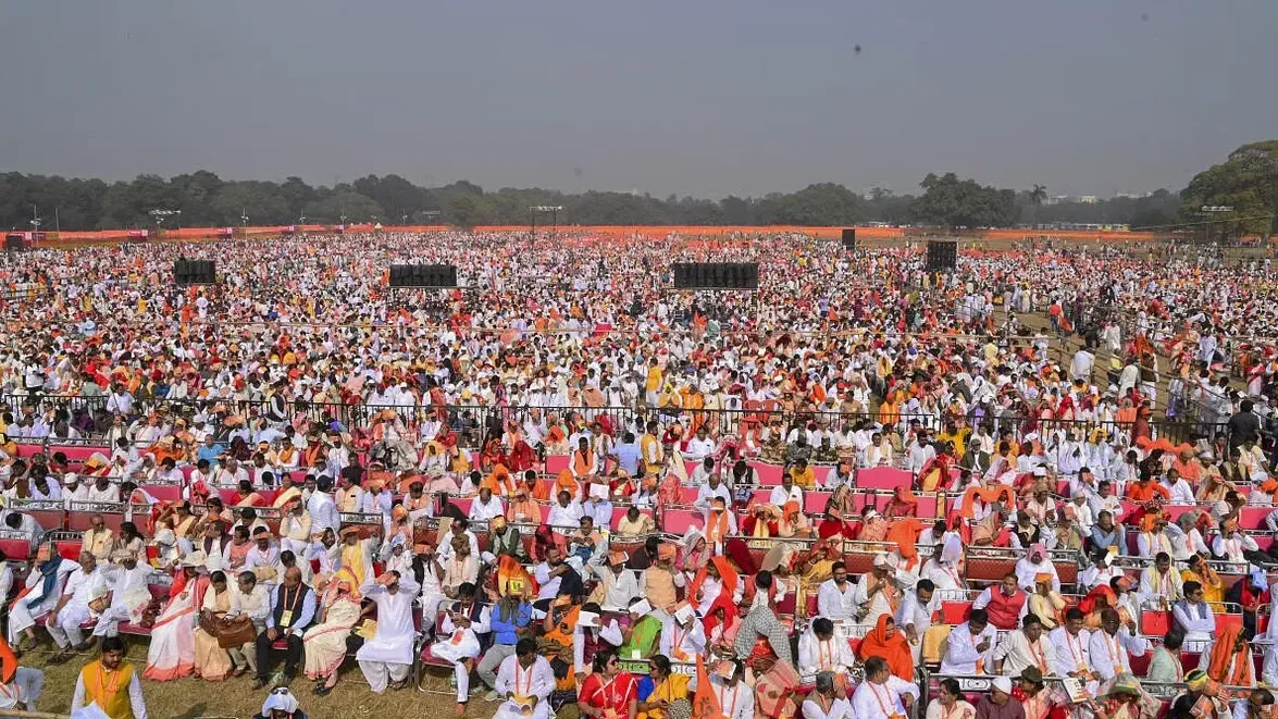 कोलकाता के ब्रिगेड मैदान में मेगा गीता पाठः गीता गायन में लाखों लोगों ने भाग लिया