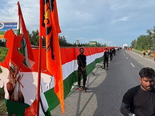 511 फीट लंबी तिरंगा कांवड़ यात्रा का Video वायरल: हर साल बढ़ती है लंबाई 