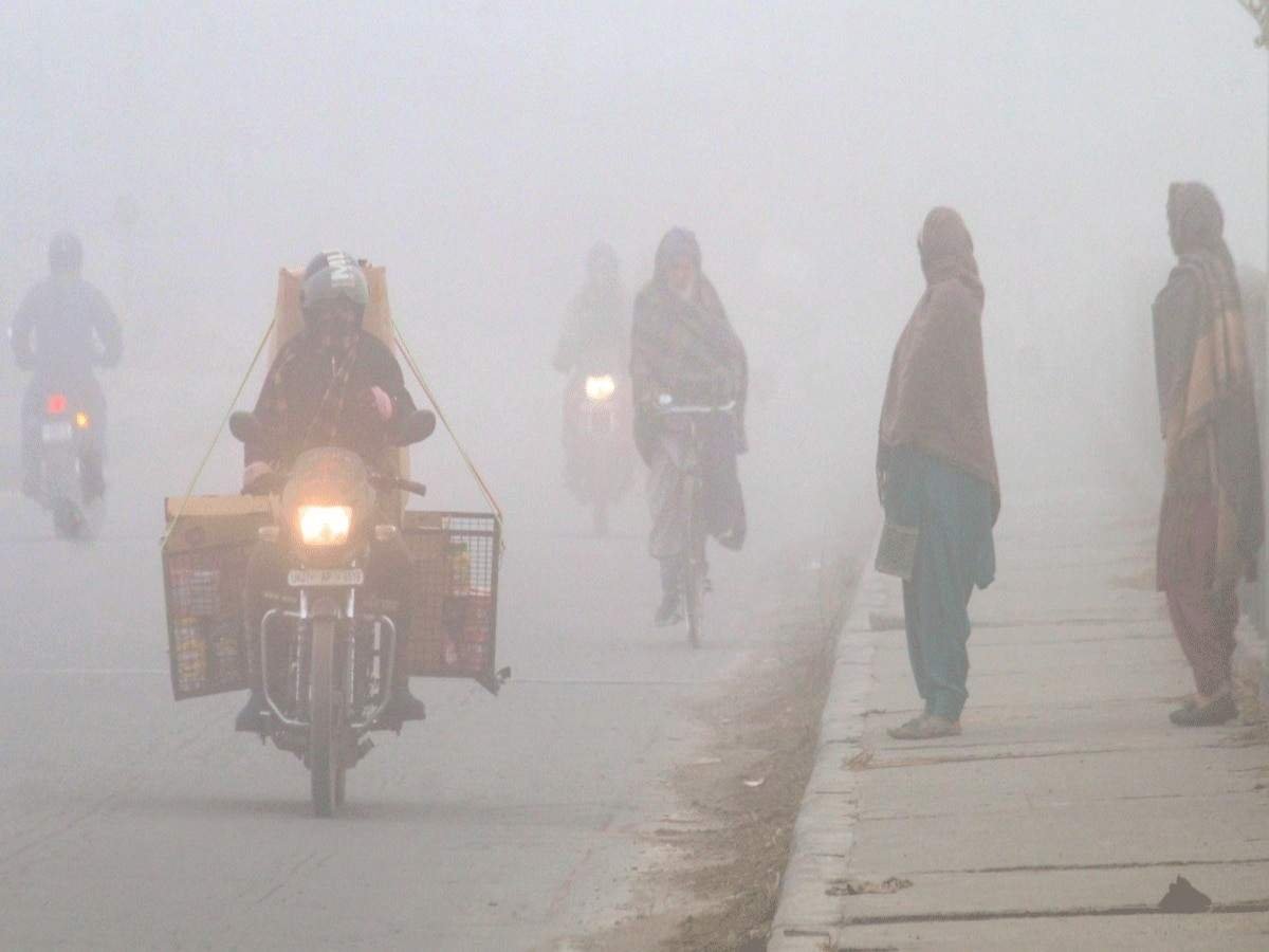 ठंड ने तोड़े रिकॉर्ड: MP में पारा 3° से नीचे, दिल्ली में कोहरे से उड़ानें ठप