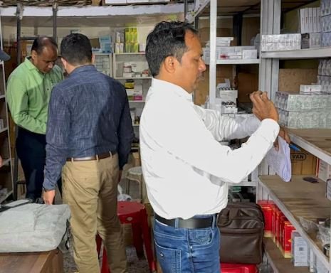 Chhindwara: ड्रग इंस्पेक्टरों की छापेमारी, आयुष फार्मा और न्यू अपना फार्मा से 420 जहरीली सिरप जब्त