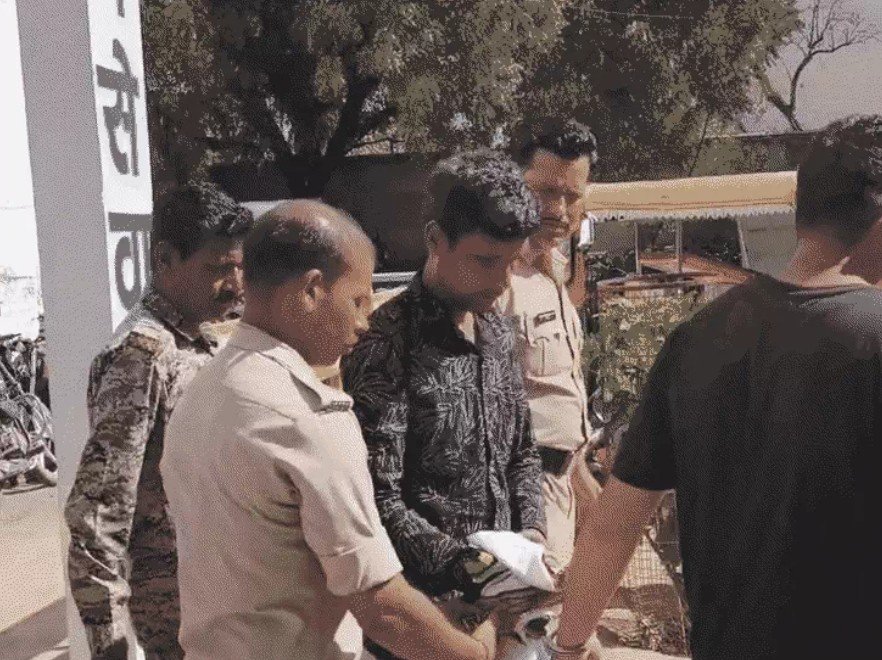 किडनेपर पुलिस! : दतिया में दिनदहाड़े किया अपहरण, दो गिरफ्तर, आरक्षक फरार