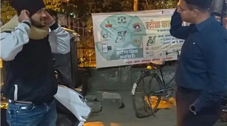 Balaghat News: हेलमेट न लगाने पर गई वर्दी, स्कूटी पर घूम रहा था कॉस्टेबल