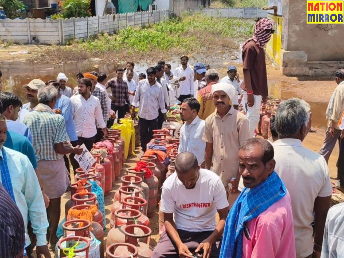 गैस सिलेंडर नहीं मिलने से गुस्साए लोग, पुलिस के साथ पहुंची नायब तहसीलदार