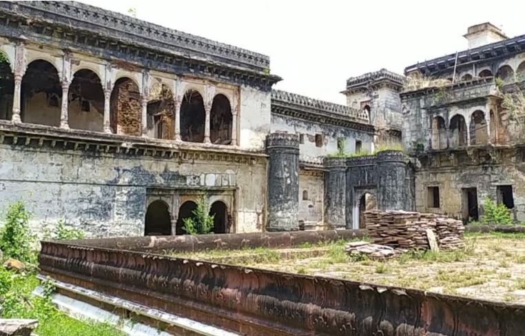 Rewa: गोविंदगढ़ किला में कपल से हैवानियत, खंभे से बांधकर पीटा और महिला से अश्लील हरकतें