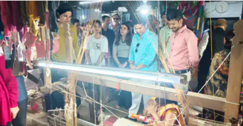Maheshwari Sarees: सचिन तेंदुलकर फैमिली संग पहुंचे महेश्वर, महेश्वरी साड़ियों की बुनाई देख बोले- "कला काबिल-ए-तारीफ है"
