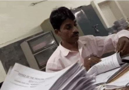 Pipariya News : अंग्रेजी में एमए पास प्यून की गई नौकरी