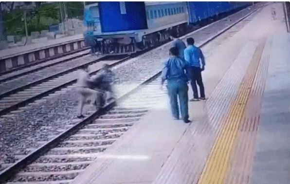 Shivpuri: मौत से सामना,स्टेशन पर मालगाड़ी के सामने बैठी बुजुर्ग महिला, जीआरपी जवान और ट्रॉलीमैन ने बचाई जान