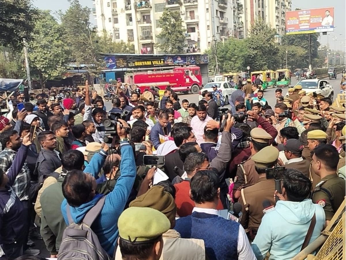 प्रयागराज में UPPSC के खिलाफ प्रदर्शन, पुलिस-छात्रों की झड़प, 300 जवान तैनात