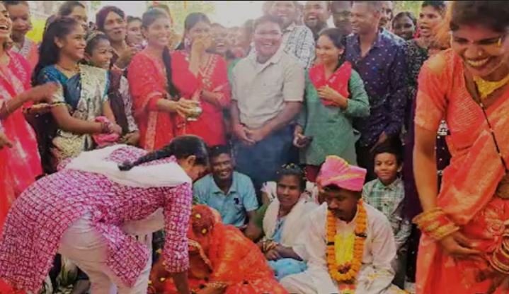 Naxalite Marriage Story: पूर्व नक्सलियों ने थामा एक दूजे का हाथ, थाने में वैदिक मंत्रोच्चार के साथ लिए सात फेरे