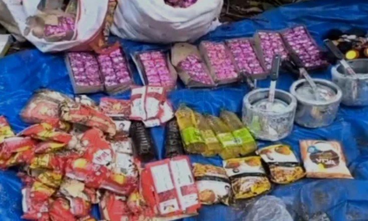 Gariband: नक्सलियों की बड़ी साजिश नाकाम, जंगल में छुपाया गया विस्फोटक जखीरा बरामद