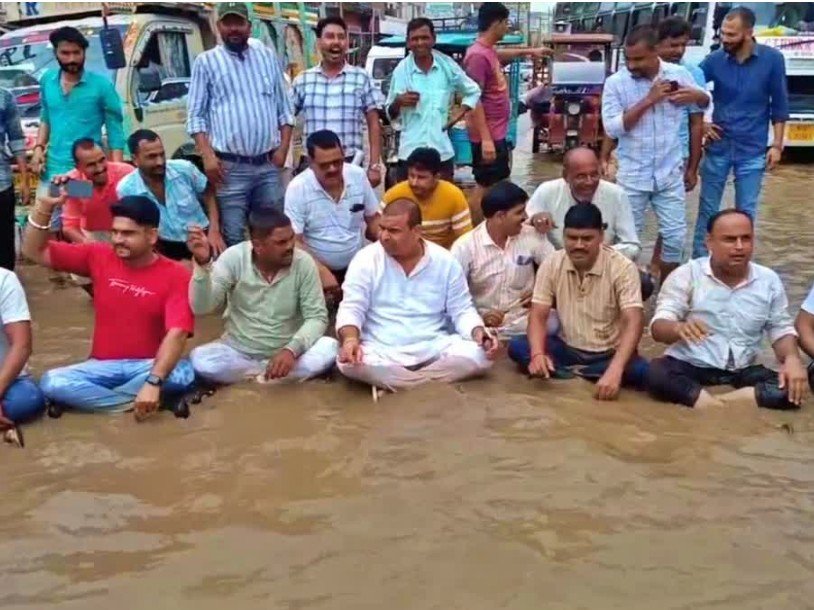 MORENA: गंदे पानी में विधायक का सत्याग्रह