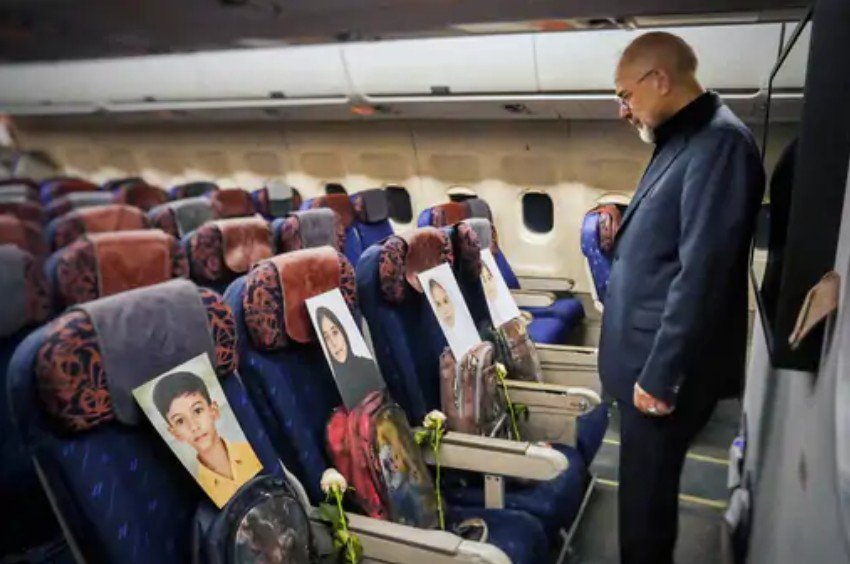 ईरान-अमेरिका वार्ता: विमान में बच्चों की तस्वीरों के साथ पहुंचे ईरानी सांसद