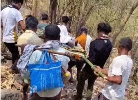 पैरालाइज्ड पेशेंट को कंधों पर ढोकर 15KM चले ग्रामीण:बांस की खाट बनाकर पहाड़ से उतारा