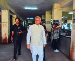 भूपेश बघेल ने साव को ''बंदर'', अमर को ''संतरी'' कहा