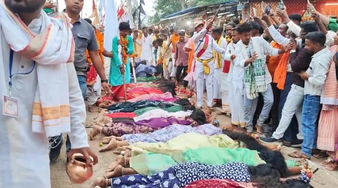 मां के दरबार में मिलता है संतान सुख का आशीर्वाद, मन्नत के लिए जमीन पर लेटती हैं महिलाएं