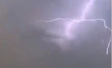 Up weather update: उत्तर प्रदेश में एक बार फिर मौसम ने बदली करवट..  ओलावृष्टि होने की संभावना