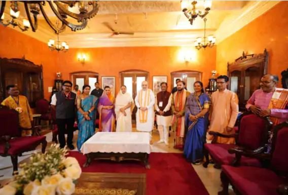 Amit shah bastar visit: मां दंतेश्वरी मंदिर में अमित शाह ने की पूजा, बस्तर राज परिवार के सदस्यों से की मुलाकात