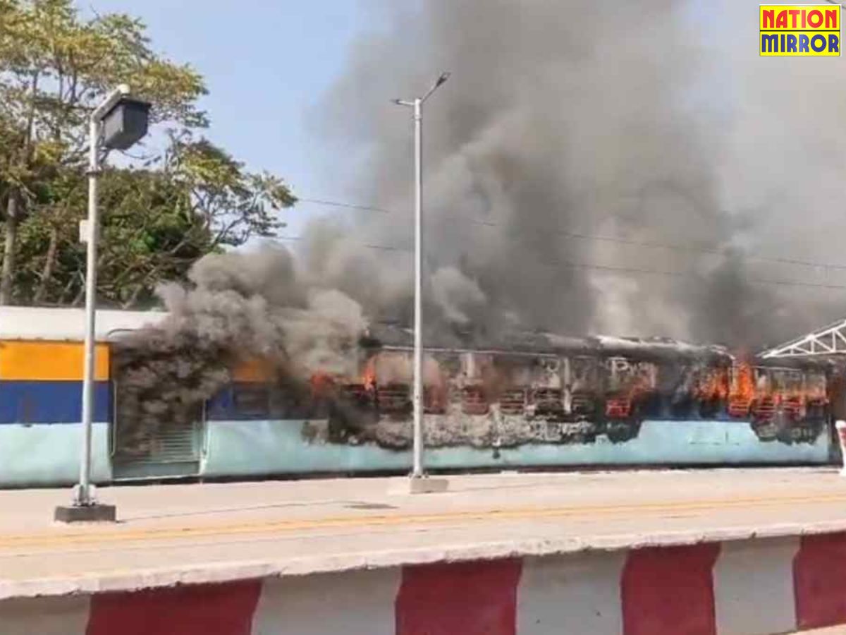 रेलवे स्टेशन पर खड़ी ट्रैक मशीन की बोगी में लगी आग,टला बड़ा हादसा