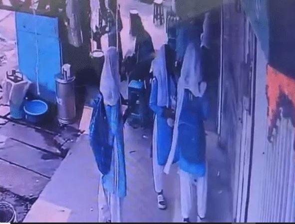 Mandla: शराब के ठेके पर देश का भविष्य!, स्कूल ड्रेस में शराब खरीदने पहुंची छात्रा
