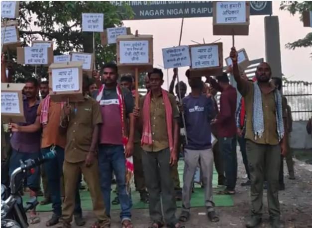 Raipur: दिवाली से पहले ठप हुई सफाई व्यवस्था: वेतन न मिलने पर सफाईकर्मी हड़ताल पर, शहर में फैली गंदगी