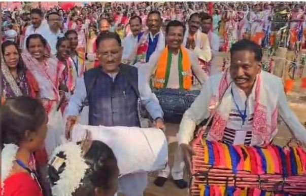 Karma Mahotsav 2025: CM साय का अनोखा अंदाज, गले में मांदर डाल जमाया हाथ, बोले- करमा हमारी संस्कृति की आत्मा है