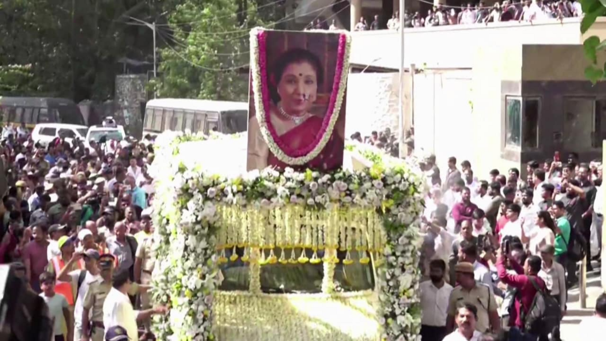 Asha Bhosle consigned to flames at Shivaji Park crematorium in Mumbai with state honours
