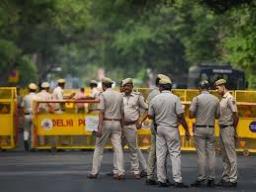 दिल्ली में ट्रांसजेंडर बनकर भीख मांगने वाले तीन पुरुष गिरफ्तार