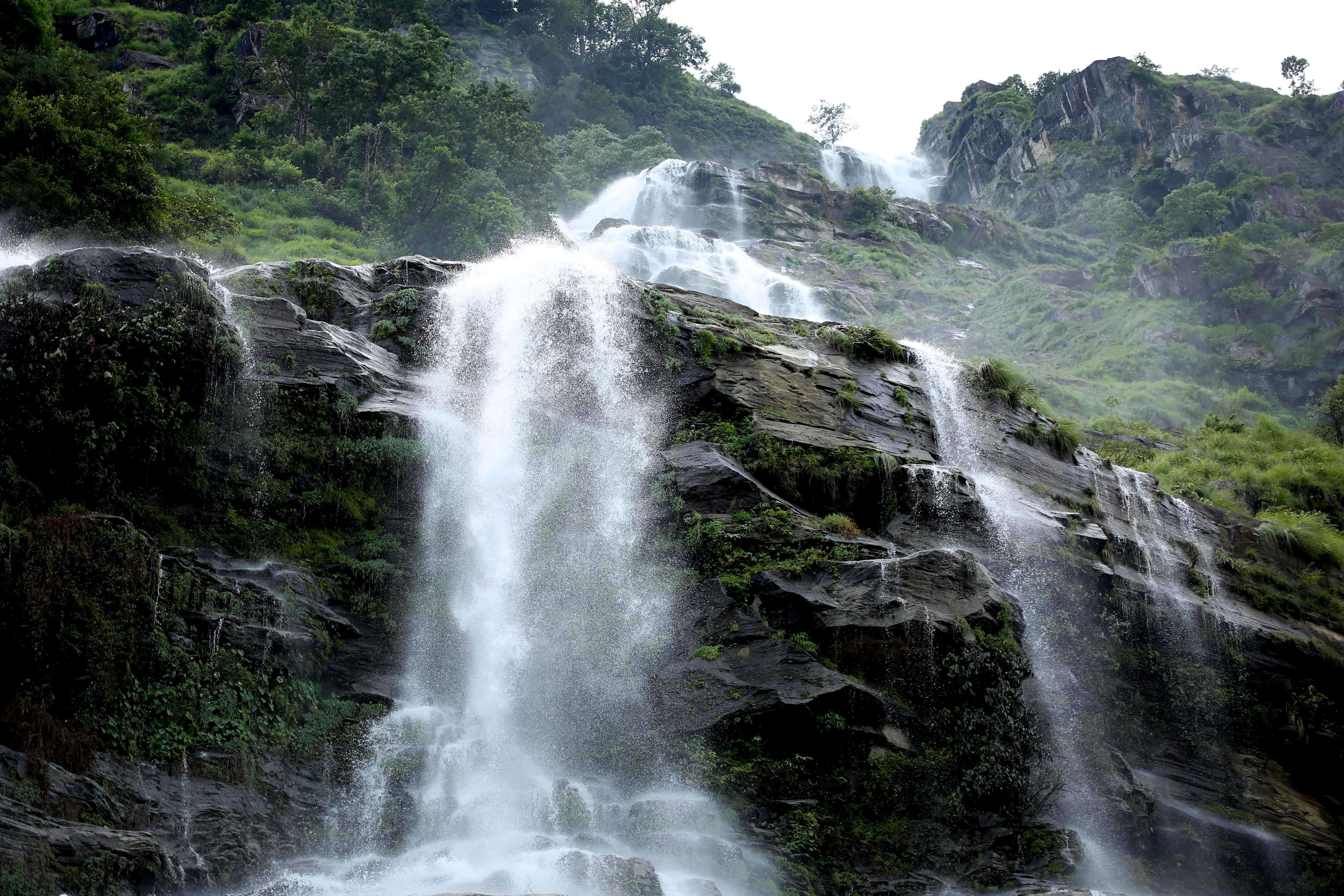 गर्मी से राहत पाने के लिए मेलुंग झरना