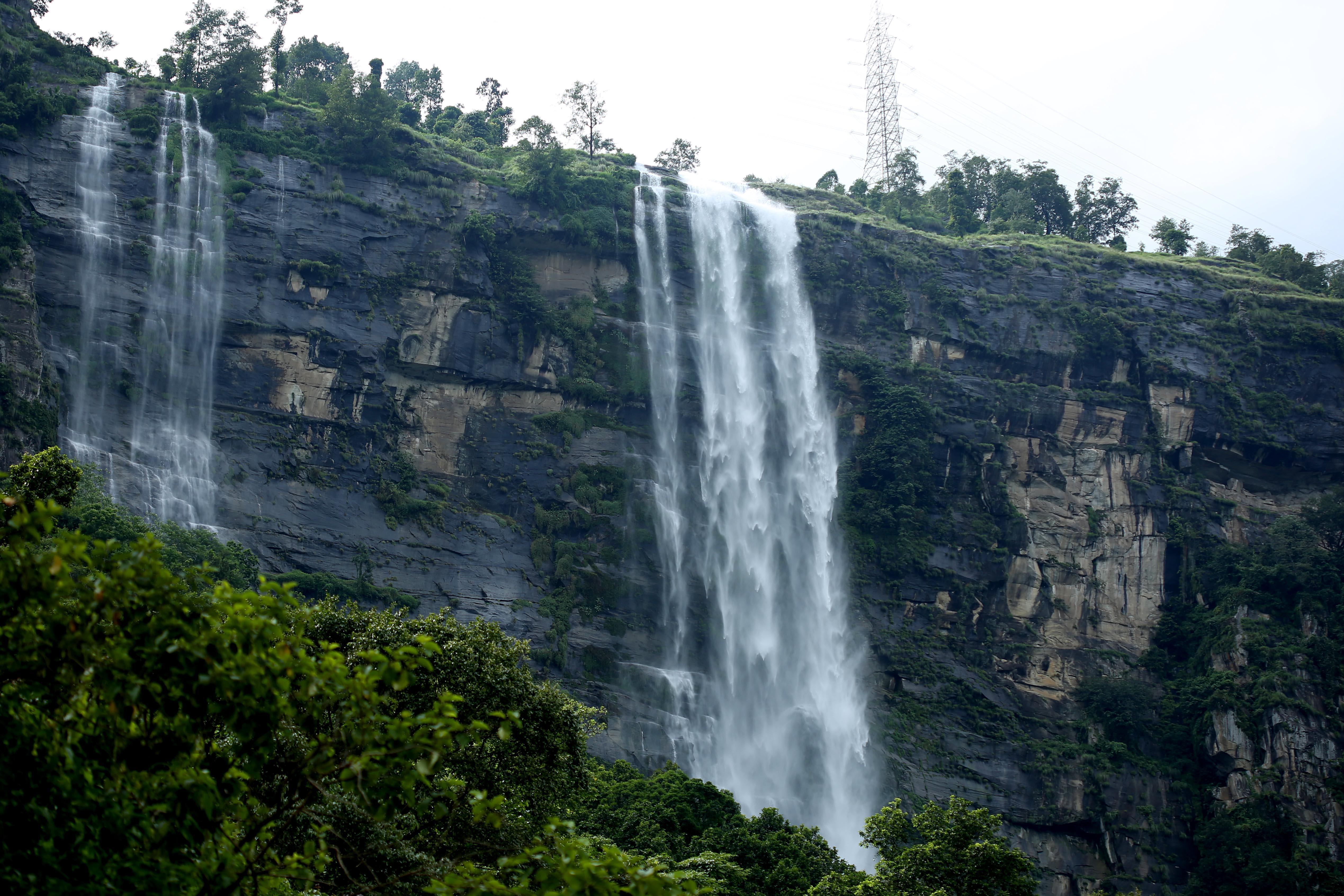 गर्मी से राहत पाने के लिए मेलुंग झरना