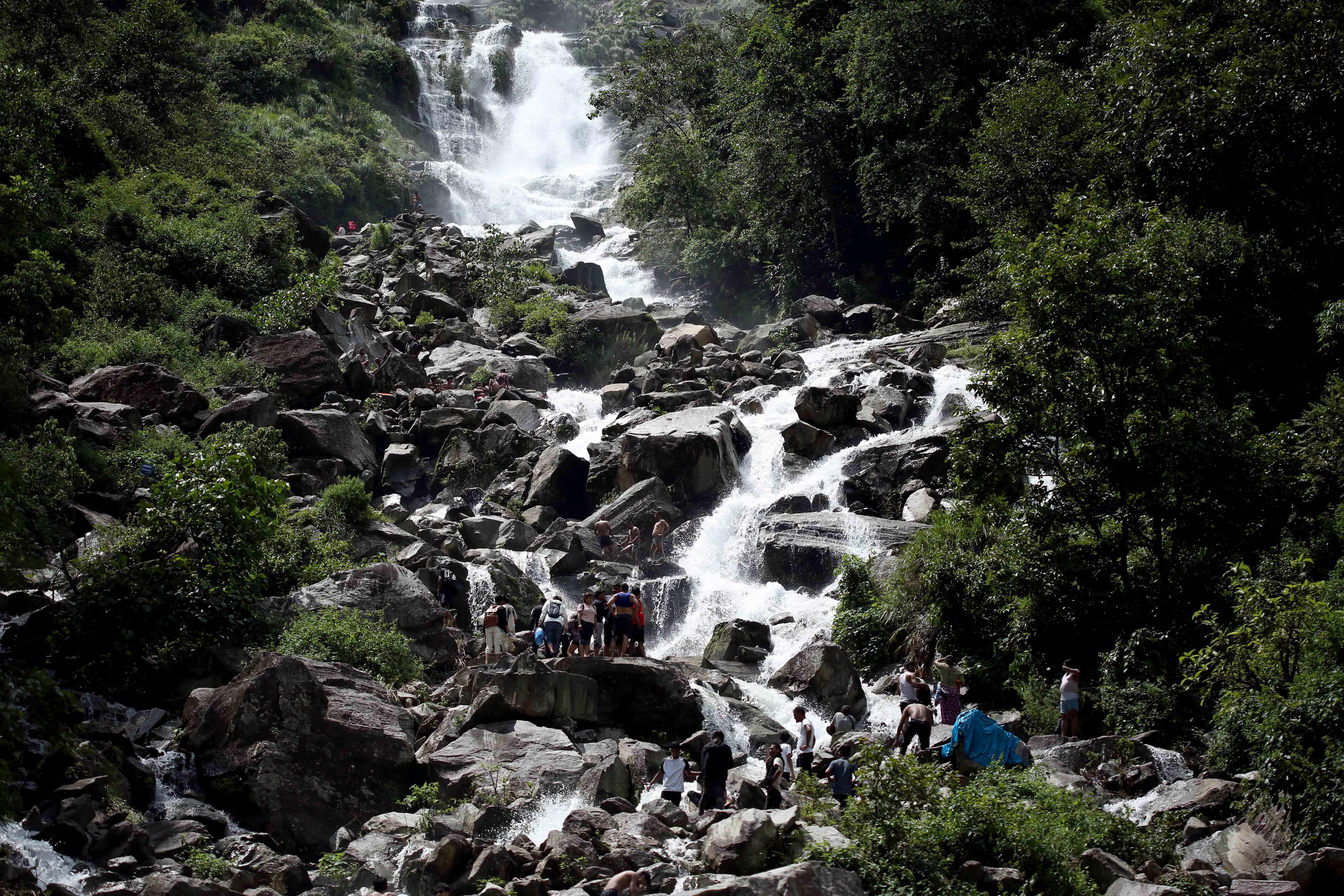 गर्मी से राहत पाने के लिए मेलुंग झरना