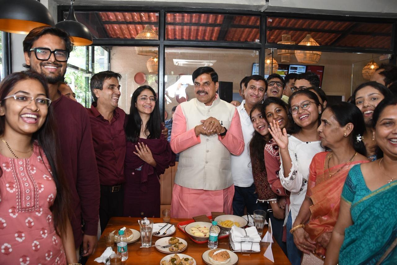 मुख्यमंत्री डॉ. मोहन यादव ने वीआईपी रोड स्थित चाय कैफे पर प्रधानमंत्री नरेन्द्र मोदी के लोकप्रिय कार्यक्रम "मन की बात" सुना।

