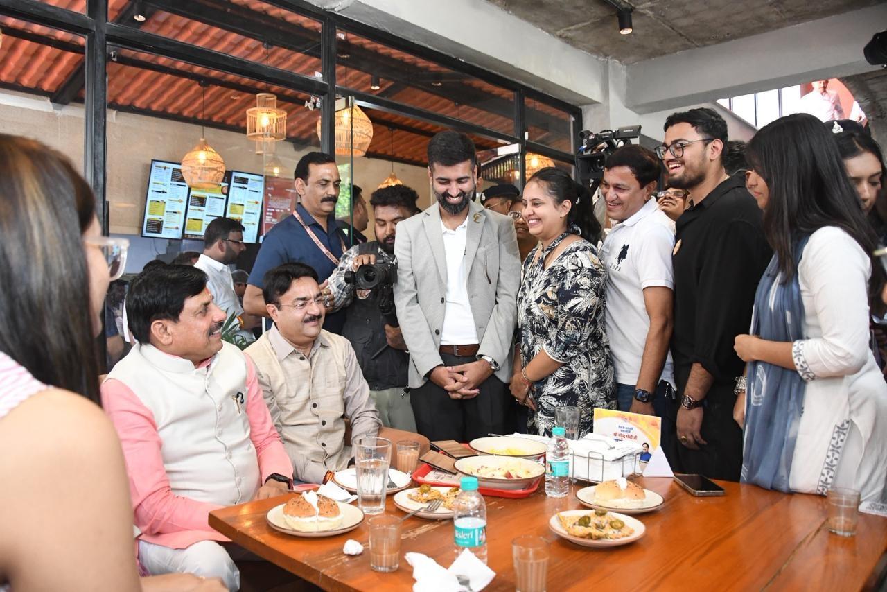 मुख्यमंत्री डॉ. मोहन यादव ने वीआईपी रोड स्थित चाय कैफे पर प्रधानमंत्री नरेन्द्र मोदी के लोकप्रिय कार्यक्रम "मन की बात" सुना।
