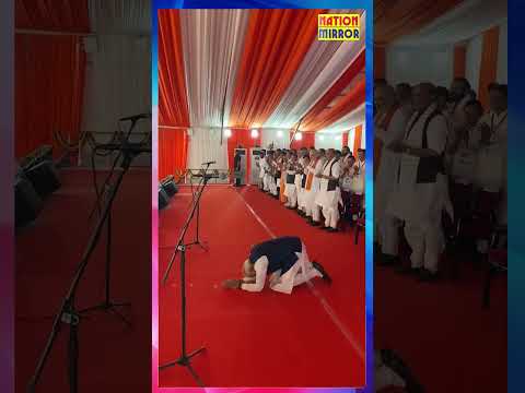 घुटनों के बल बैठे PM मोदी, जनता को किया प्रणाम | पश्चिम बंगाल में BJP सरकार