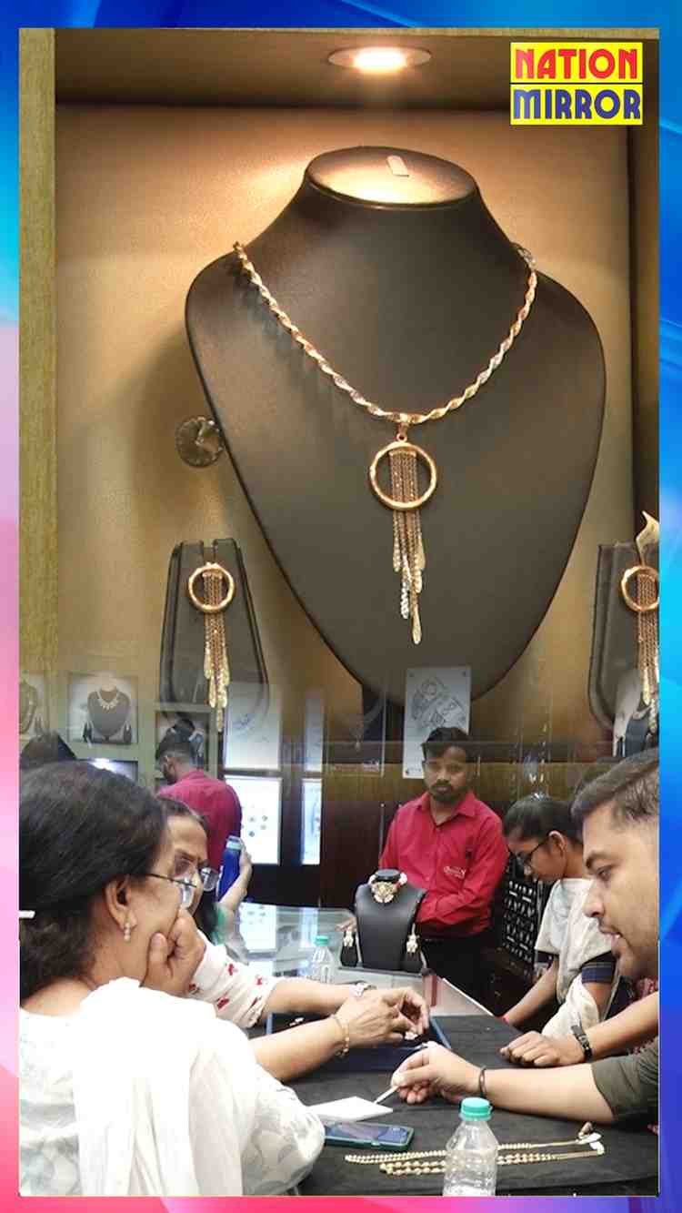 Gold Market Shock: सोना ₹980 गिरा, चांदी ₹1000 टूटी